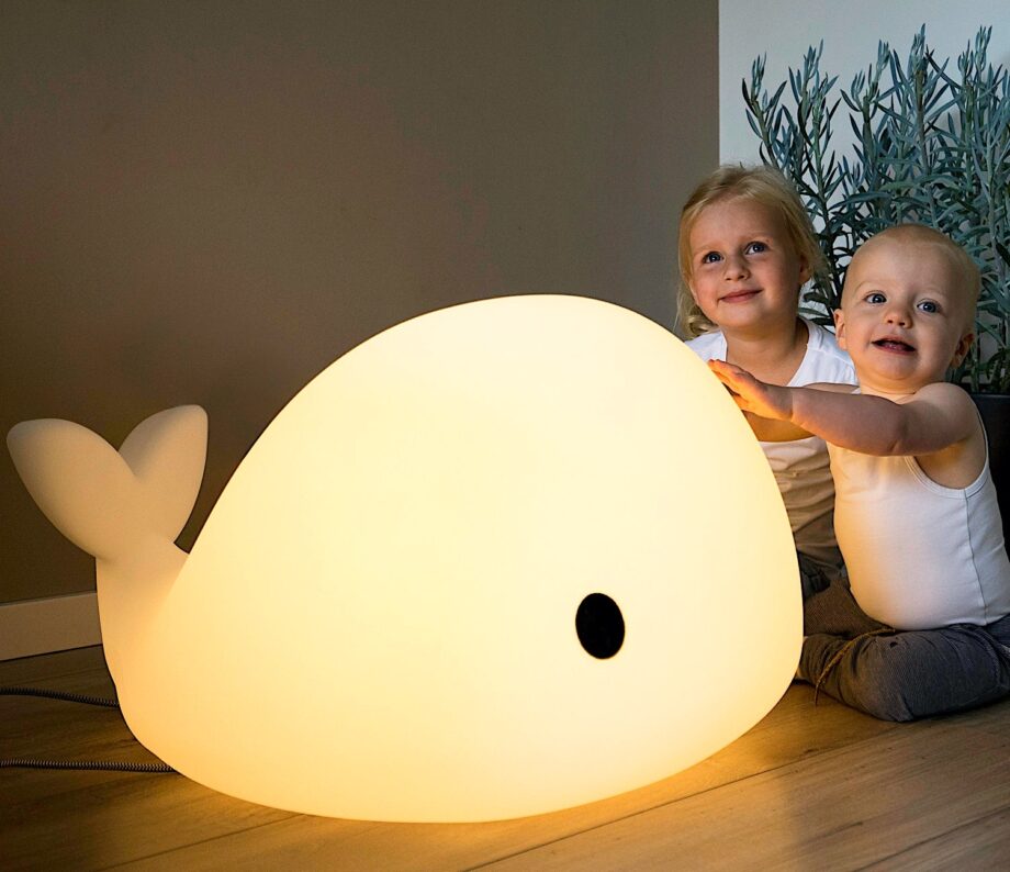 Lampe Enfant Baleine géante - Flow Amsterdam - La famille Moby s'agrandit avec cette grande lampe. Son air de Moby Dick emmène votre enfant dans des aventures féeriques.