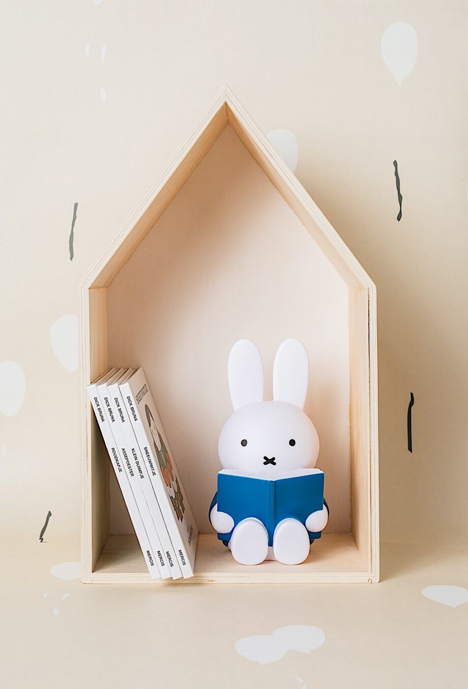 Tirelire lapin Miffy livre - Atelier Pierre junior - Cette tirelire 'Miffy Livre', est idéale pour glisser les premières pièces de votre enfant. De plus, elle est le parfait objet de décoration.
