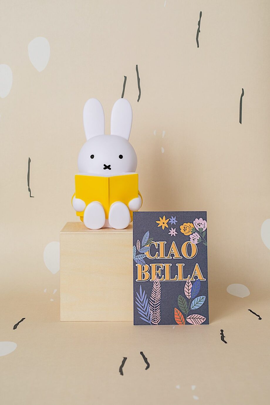 Tirelire lapin Miffy livre - Atelier Pierre junior - Cette tirelire 'Miffy Livre', est idéale pour glisser les premières pièces de votre enfant. De plus, elle est le parfait objet de décoration.