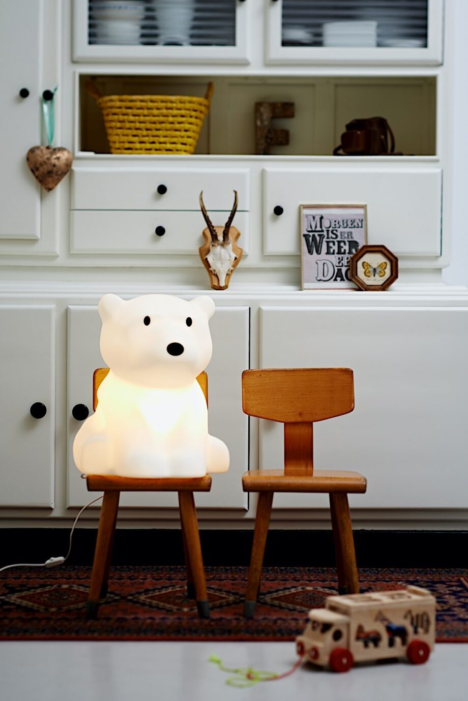 Ours polaire lampe enfant - Nanuk - Mr Maria - L'ours polaire lampe our enfant, Nanuk est né des aurores boréales, vient vous partager sa lumière natale pour éclairer vos nuits. Magique et Pure.