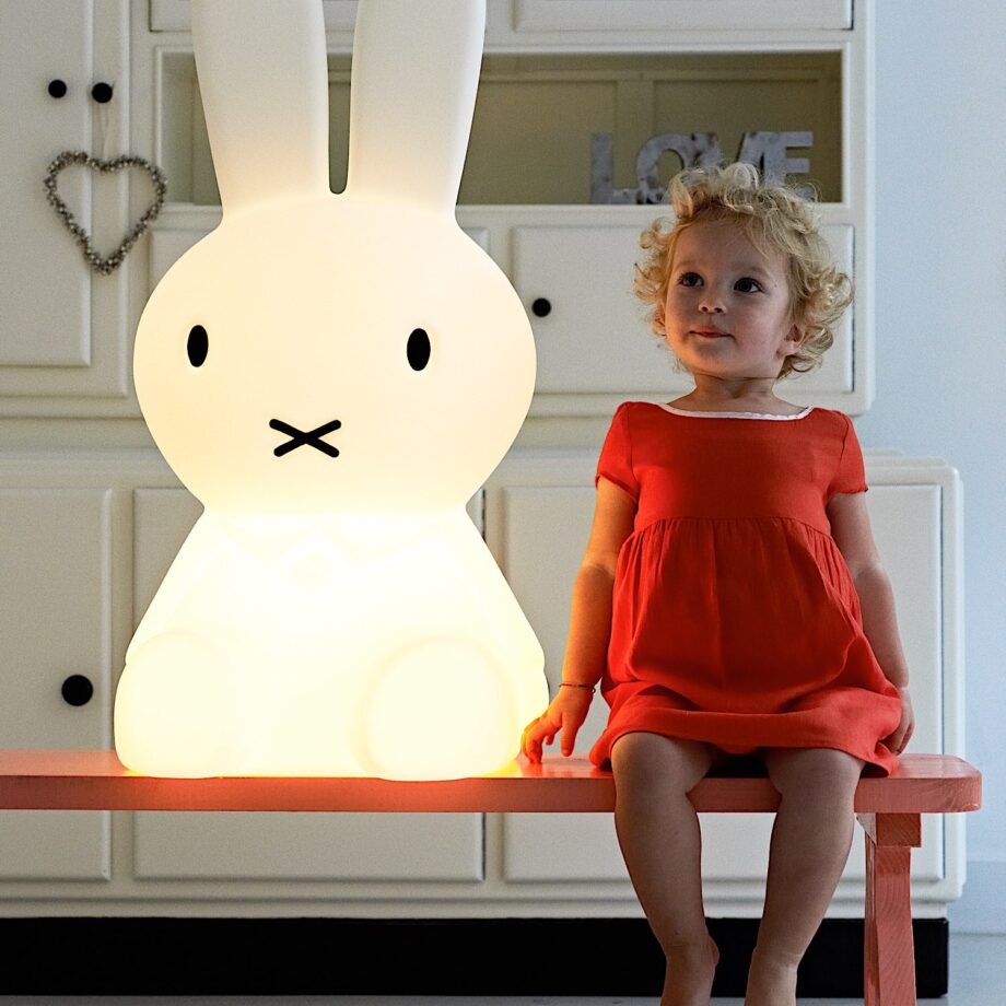 Lampe lapin Miffy géante - Mr Maria - Doux et serein, la lampe lapin Miffy géante peut être utilisée comme une veilleuse et comme une lampe.