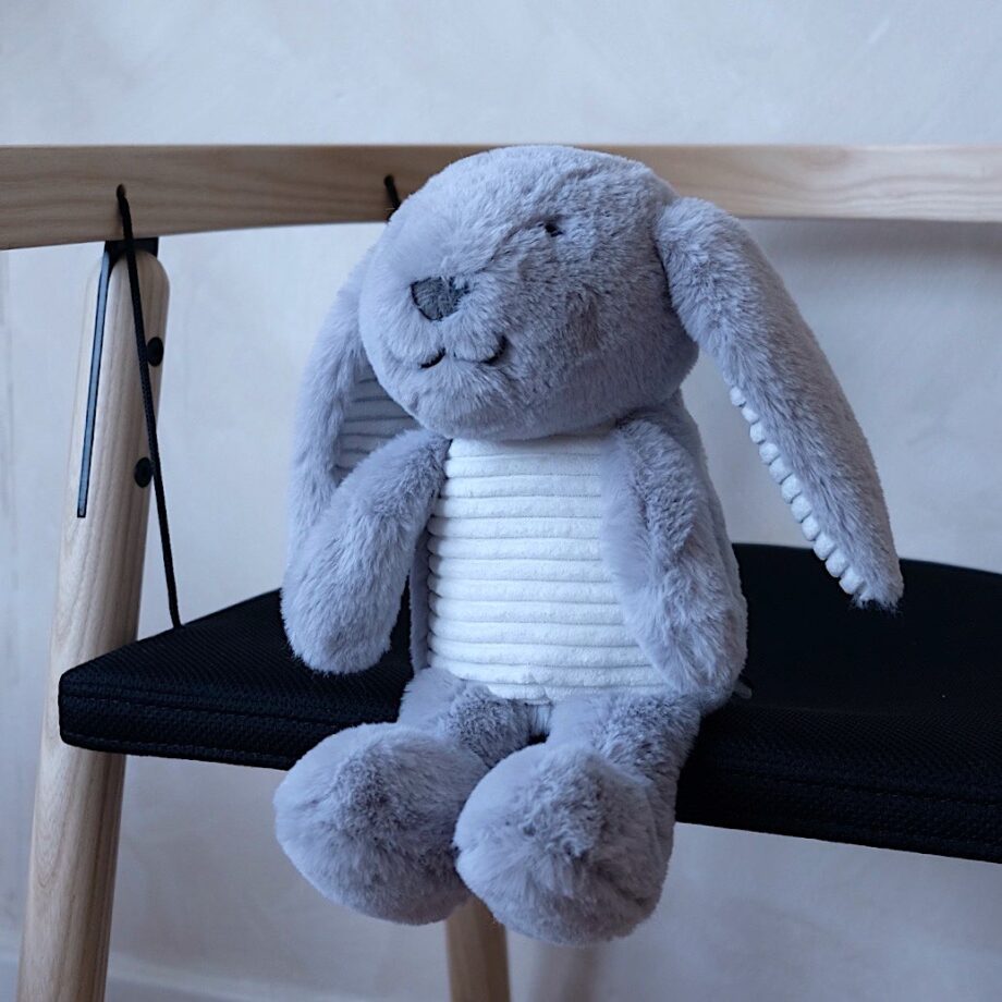 Peluche bruit blanc Olly la Pieuvre - Flow Amsterdam - Ce comforteur est le doudou indispensable pour votre enfant. Grâce à son petit boitier, il apaise en restituant le son d'un cours d’eau, d'un battement de coeur ou d'une mélodie.