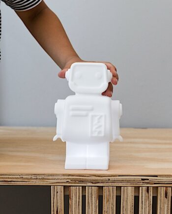 Veilleuse Robot - Héro - Flow Amsterdam - Hero est une veilleuse, ce robot est le dernier né de Flow Amsterdam. Vous souhaitez que le robot protège les nuits de vos petits? Pas de problème, il suffit de sélectionner le minutage (de 15mm ou toute la nuit). En tapotant Hero, vous pouvez changer les couleurs. Alors c'est le moment de l'adopter !